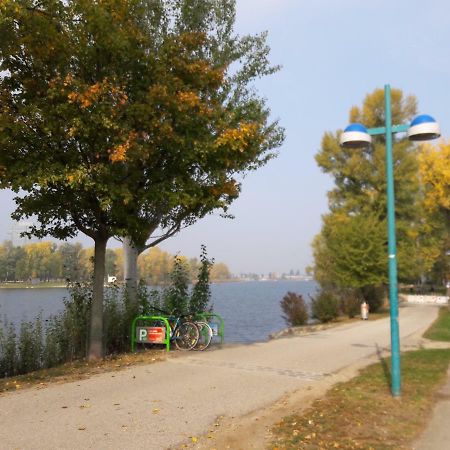 Bungalow At Lake Alte Donau Vienna Exterior photo
